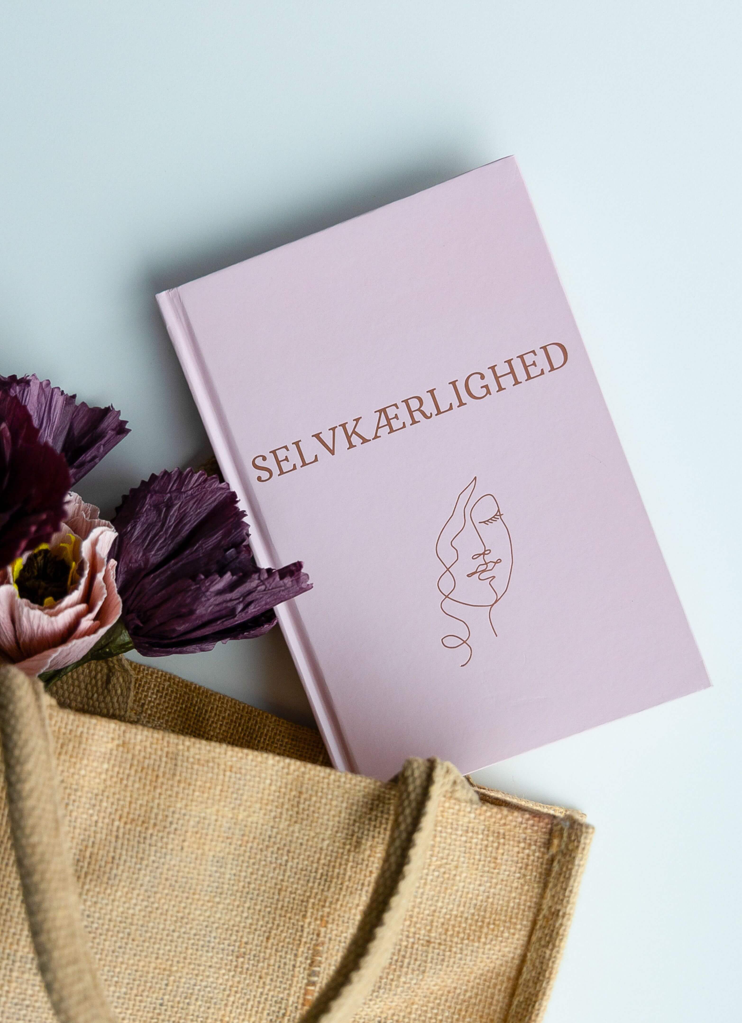 Selvkærlighed. Personlig udvikling. Daglige rutiner. Mental sundhed. Taknemmelighedsøvelser. Vaner og refleksion. Citater til selvværd. Struktur og ro i hverdagen. Øvelser til indre balance. Mental træning. Selvomsorg. Guide til selvkærlighed. Inspiration til hverdagen. Selvudviklingsbog.