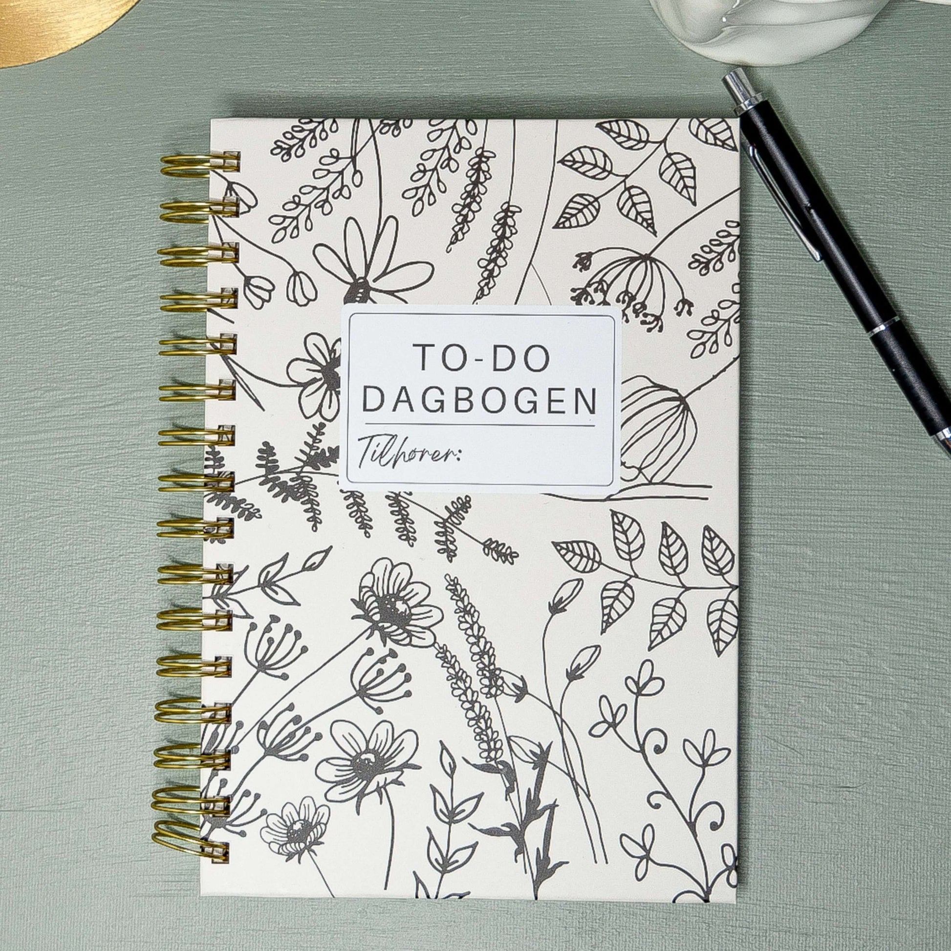 To-do dagbog, planlægningsbog, daglig planlægning, dansk to-do bog, to-do liste bog, notesbog med struktur, skrivebog med dagsoversigt, mental sundhed bog, dagbog med mål og taknemmelighed, taknemmelighedsbog, dansk planlægningsbog, spiralnotesbog, bog til struktur i hverdagen, skrivebog med refleksion, bog til mål og vaner, dansk dagbog til kvinder, bog med oversigt og checkliste, mål og planlægning for kvinder, dagbog med struktur og balance