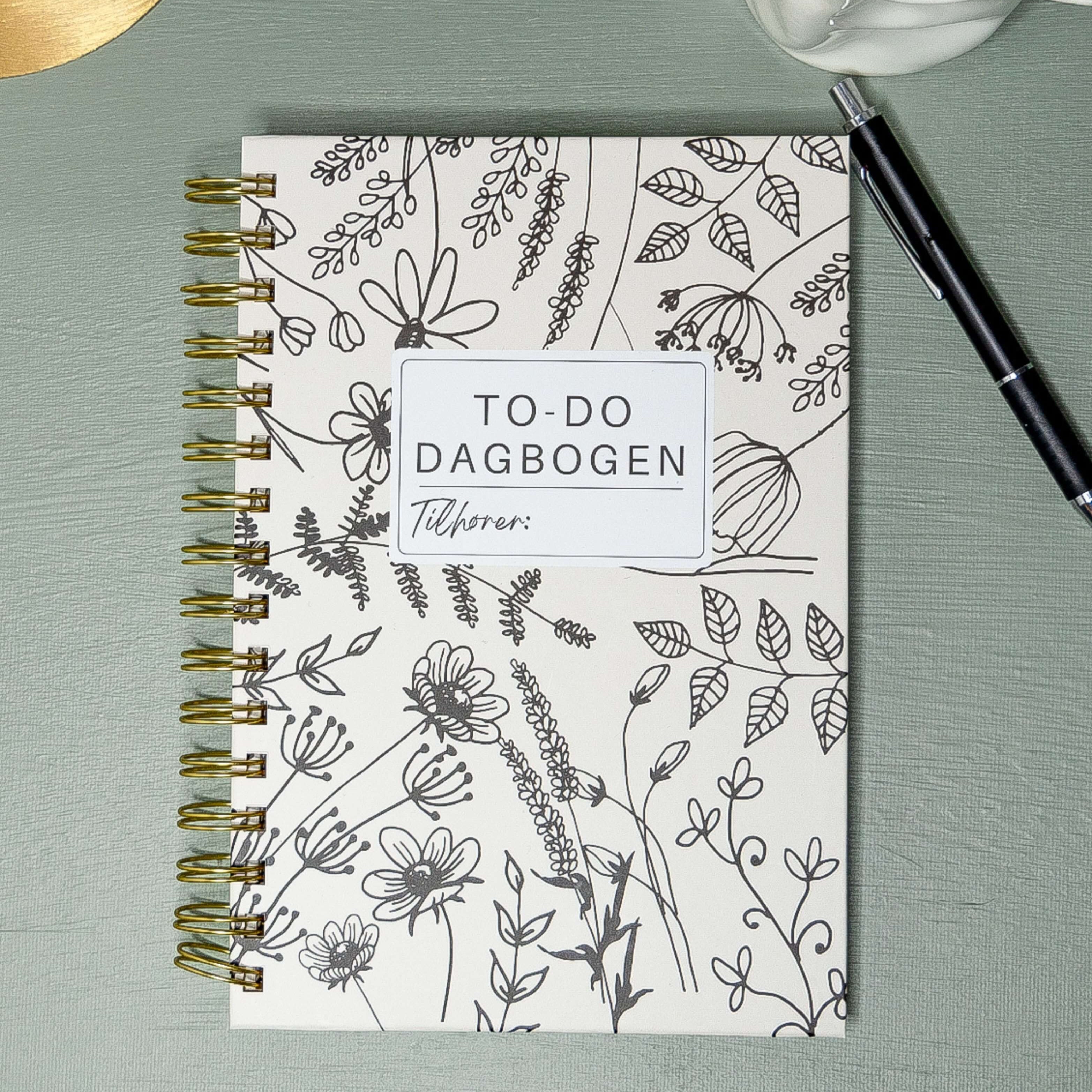 To-do dagbog, planlægningsbog, daglig planlægning, dansk to-do bog, to-do liste bog, notesbog med struktur, skrivebog med dagsoversigt, mental sundhed bog, dagbog med mål og taknemmelighed, taknemmelighedsbog, dansk planlægningsbog, spiralnotesbog, bog til struktur i hverdagen, skrivebog med refleksion, bog til mål og vaner, dansk dagbog til kvinder, bog med oversigt og checkliste, mål og planlægning for kvinder, dagbog med struktur og balance
