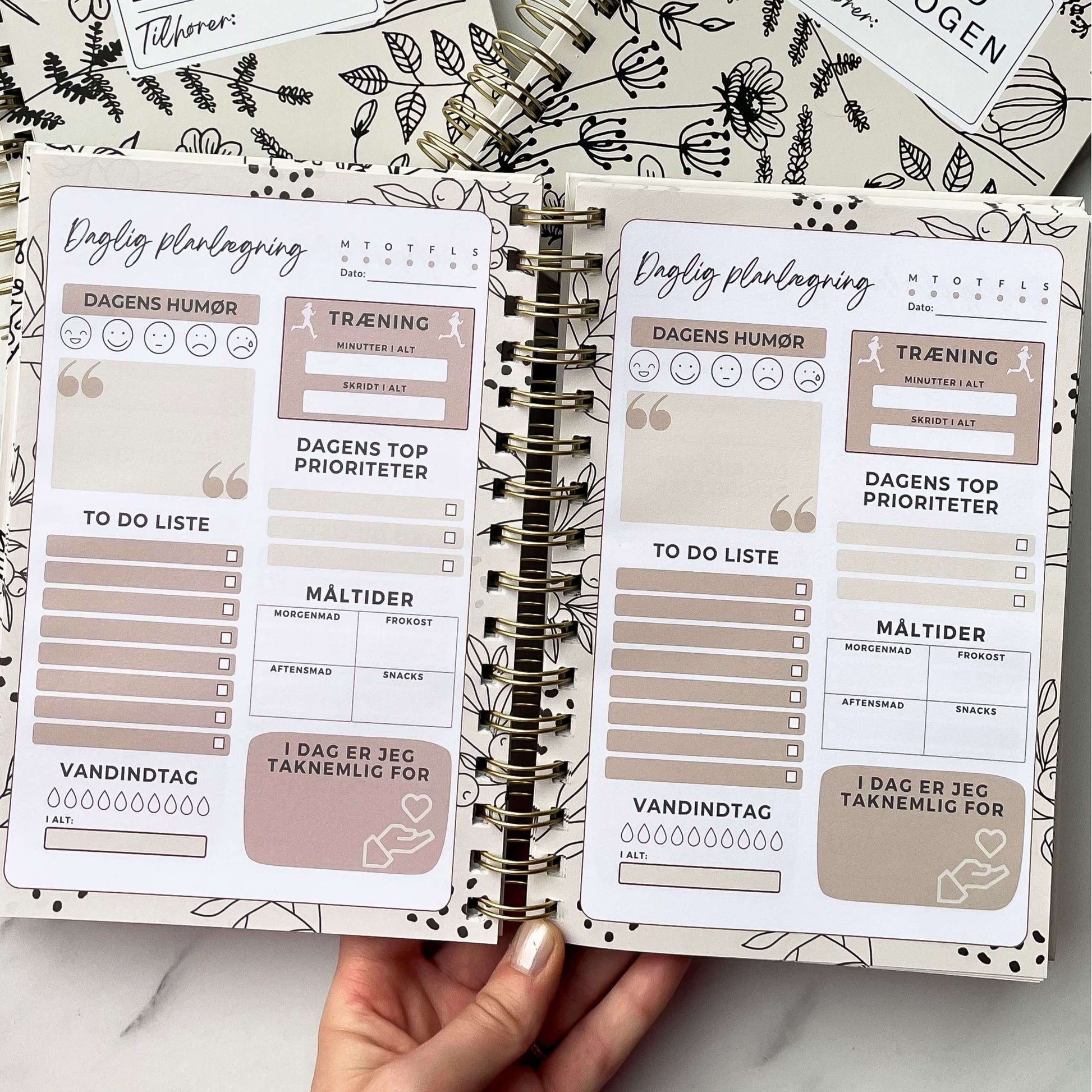 To-do dagbog, planlægningsbog, daglig planlægning, dansk to-do bog, to-do liste bog, notesbog med struktur, skrivebog med dagsoversigt, mental sundhed bog, dagbog med mål og taknemmelighed, taknemmelighedsbog, dansk planlægningsbog, spiralnotesbog, bog til struktur i hverdagen, skrivebog med refleksion, bog til mål og vaner, dansk dagbog til kvinder, bog med oversigt og checkliste, mål og planlægning for kvinder, dagbog med struktur og balance