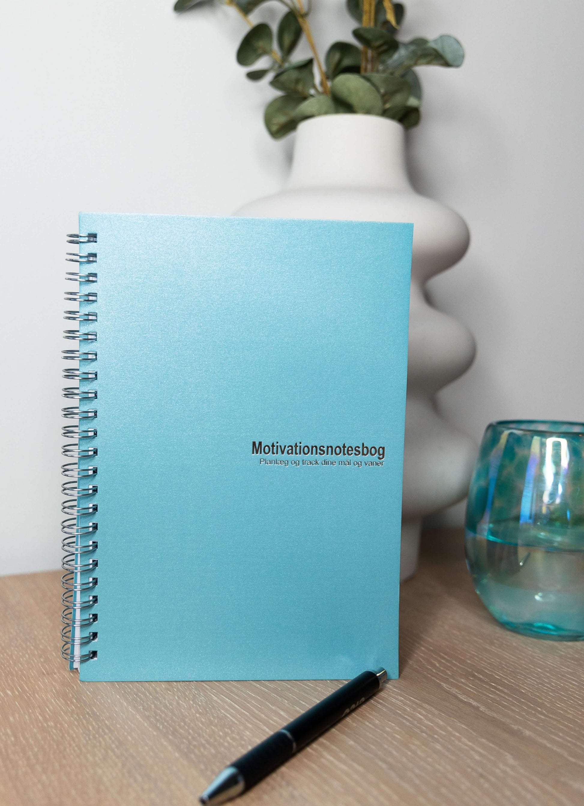 "Motivationsnotesbog, Smart Makro, målplanlægning, vane tracker, daglig vanetracker, to-do liste bog, ugekalender, personlig udvikling, produktivitetsbog, notesbog til vægttab, struktur i hverdagen, planlægningsbog, årskalender, dagbog, målsætning, planlægning, organisering, skrivebog, notesbog til mål, vaneopbygning, livsstilsbog, arbejdstilrettelæggelse, fokuseret hverdag, overblik over mål, planlægningsværktøj.