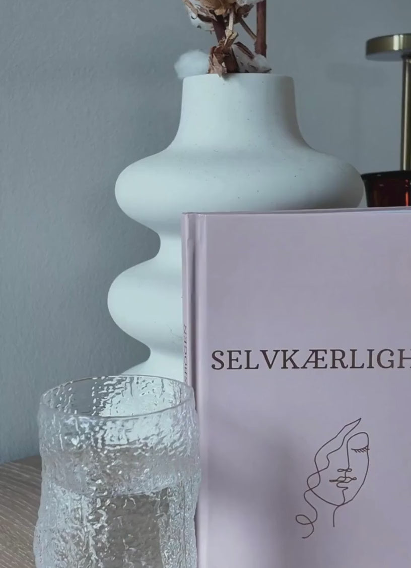 Indlæs video: Selvkærlighed. Personlig udvikling. Daglige rutiner. Mental sundhed. Taknemmelighedsøvelser. Vaner og refleksion. Citater til selvværd. Struktur og ro i hverdagen. Øvelser til indre balance. Mental træning. Selvomsorg. Guide til selvkærlighed. Inspiration til hverdagen. Selvudviklingsbog.