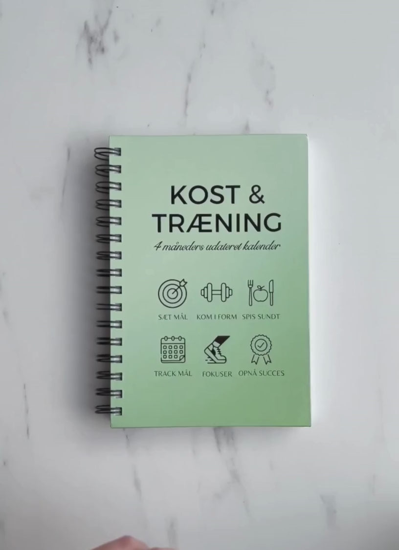 Indlæs video: Kost- og træningsdagbog, Smart Makro, træningsdagbog, kostdagbog, 12 ugers plan, fitnessdagbog, madplan bog, træningsplan bog, vægttabsdagbog, muskelopbygningsdagbog, vane tracker, målplanlægning, log søvn, log vand, log skridt, log makroer, månedlig refleksion, daglig refleksion, indkøbsseddel, ugekalender, sund livsstil bog, planlægningsbog til træning, planlægningsbog til kost, resultater, motivation, struktur, personlig udvikling.