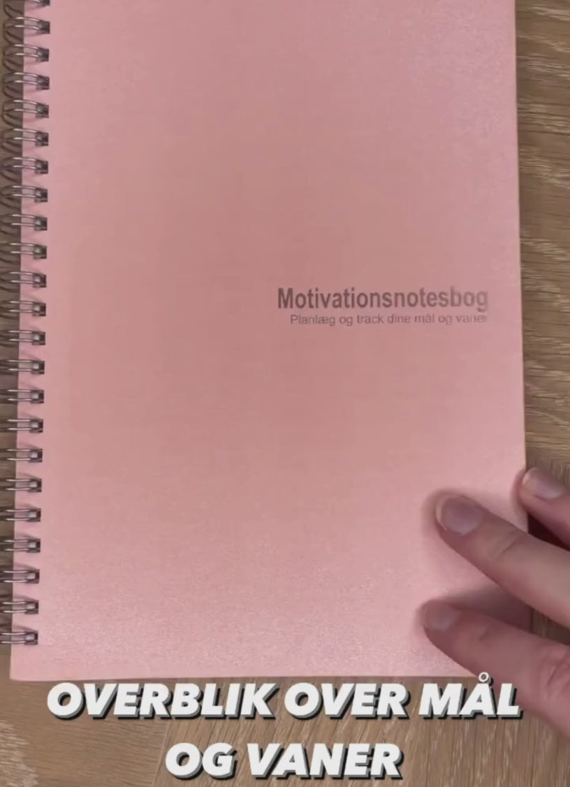 Indlæs video: Motivationsnotesbog, Smart Makro, målplanlægning, vane tracker, daglig vanetracker, to-do liste bog, ugekalender, personlig udvikling, produktivitetsbog, notesbog til vægttab, struktur i hverdagen, planlægningsbog, årskalender, dagbog, målsætning, planlægning, organisering, skrivebog, notesbog til mål, vaneopbygning, livsstilsbog, arbejdstilrettelæggelse, fokuseret hverdag, overblik over mål, planlægningsværktøj.