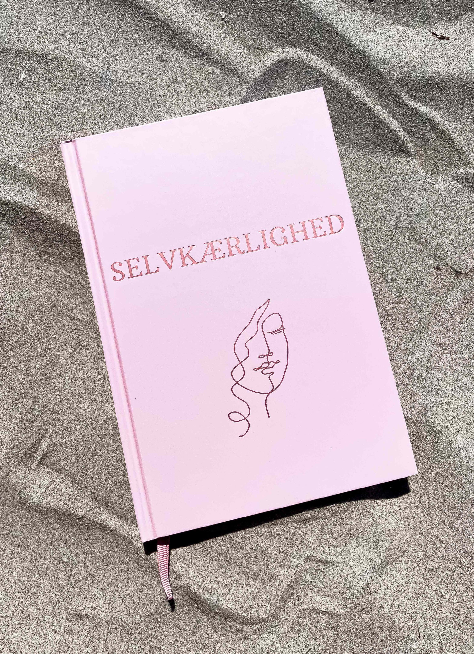 Selvkærlighed. Personlig udvikling. Daglige rutiner. Mental sundhed. Taknemmelighedsøvelser. Vaner og refleksion. Citater til selvværd. Struktur og ro i hverdagen. Øvelser til indre balance. Mental træning. Selvomsorg. Guide til selvkærlighed. Inspiration til hverdagen. Selvudviklingsbog.