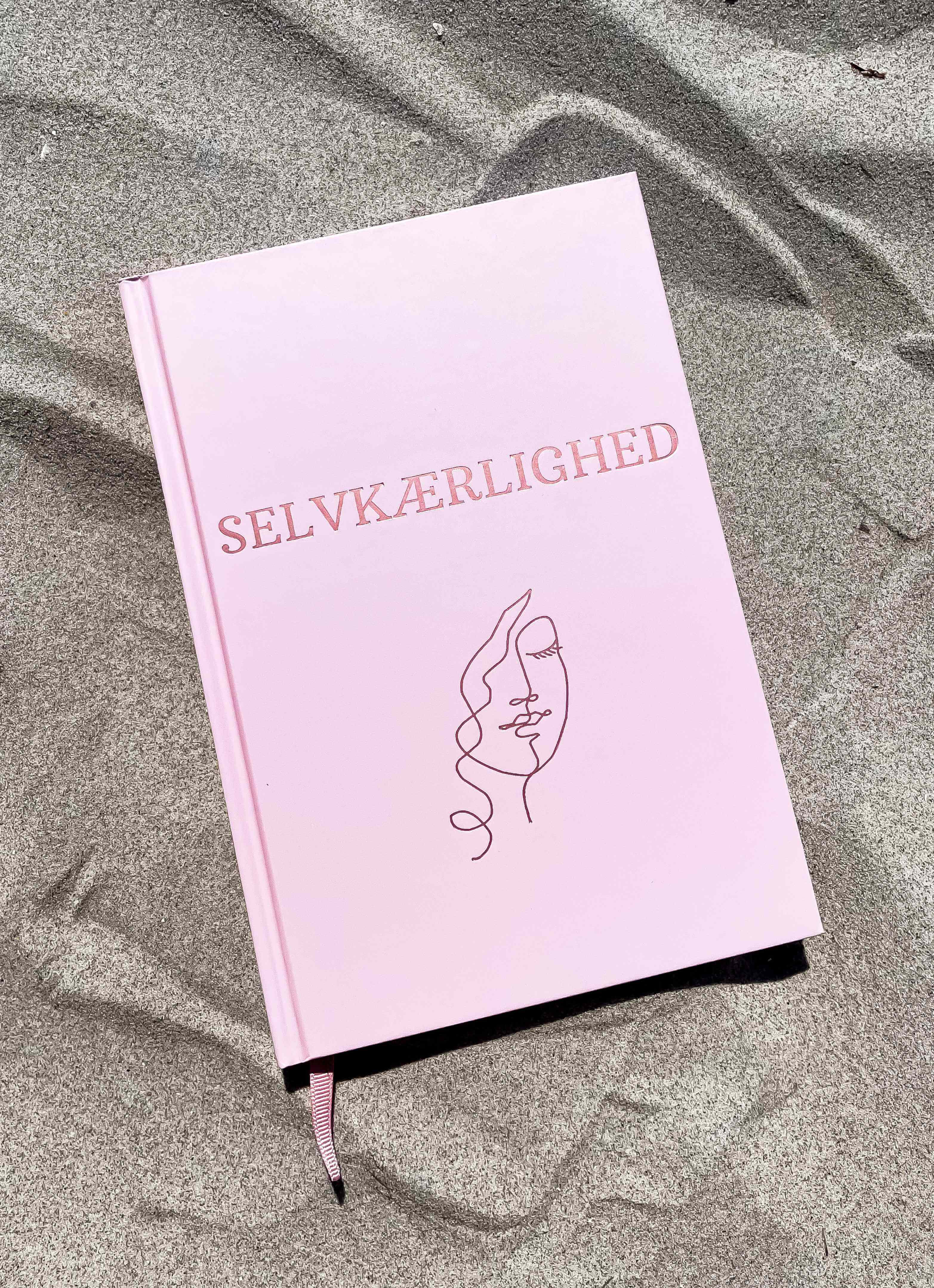 Selvkærlighed. Personlig udvikling. Daglige rutiner. Mental sundhed. Taknemmelighedsøvelser. Vaner og refleksion. Citater til selvværd. Struktur og ro i hverdagen. Øvelser til indre balance. Mental træning. Selvomsorg. Guide til selvkærlighed. Inspiration til hverdagen. Selvudviklingsbog.