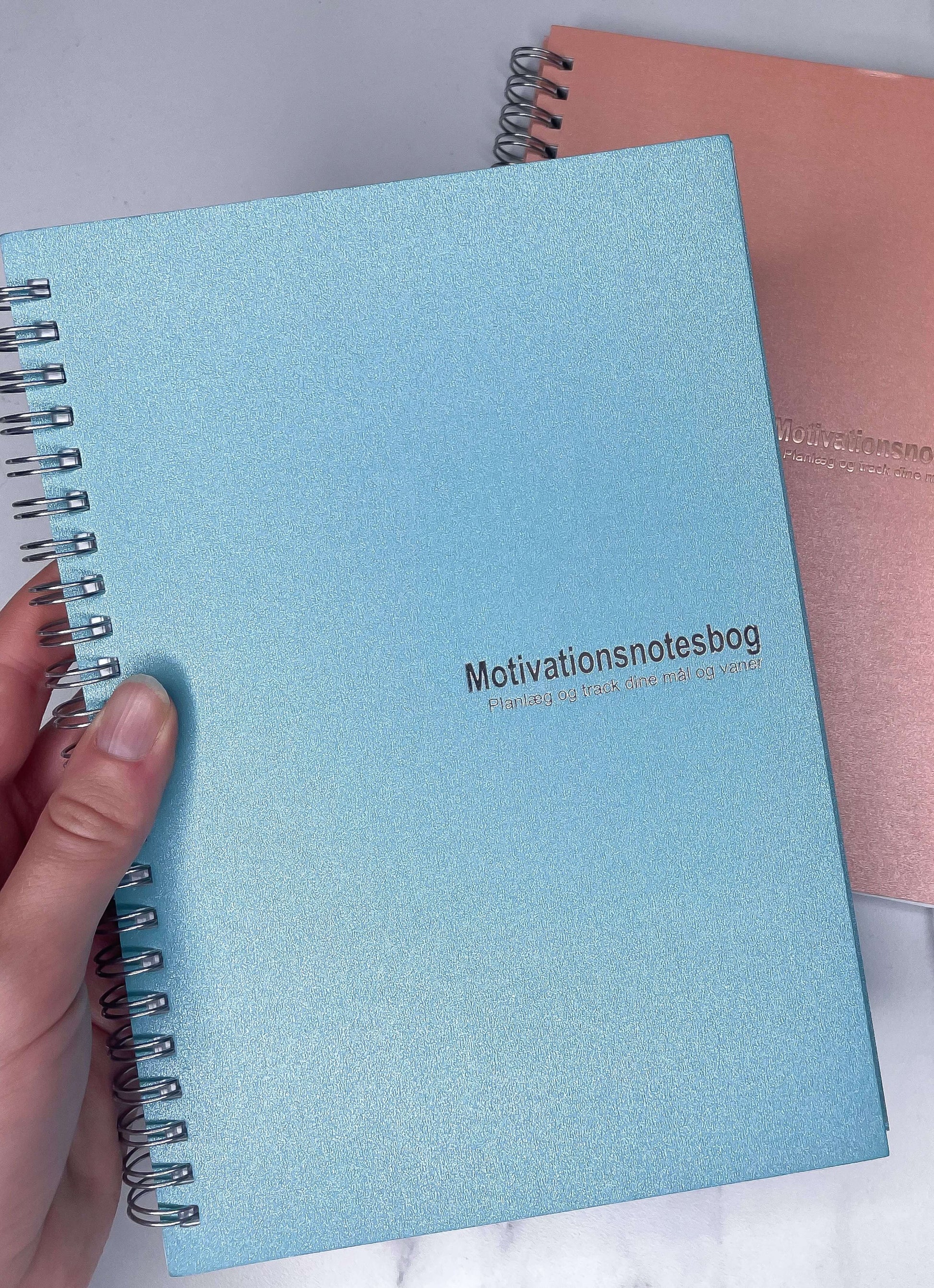 "Motivationsnotesbog, Smart Makro, målplanlægning, vane tracker, daglig vanetracker, to-do liste bog, ugekalender, personlig udvikling, produktivitetsbog, notesbog til vægttab, struktur i hverdagen, planlægningsbog, årskalender, dagbog, målsætning, planlægning, organisering, skrivebog, notesbog til mål, vaneopbygning, livsstilsbog, arbejdstilrettelæggelse, fokuseret hverdag, overblik over mål, planlægningsværktøj.