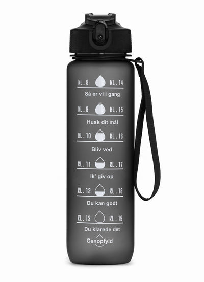 1 liters Vandflaske med tidsmarkering. BPA fri. kan komme i opvaskeren. tåler opvaskemaskine. Opvaskemaskinesikker. Drikkedunk til træning. Motivationsflaske. One-click åbning + sugerør. passer i køleskabslågen, samt bilens kopholder.
