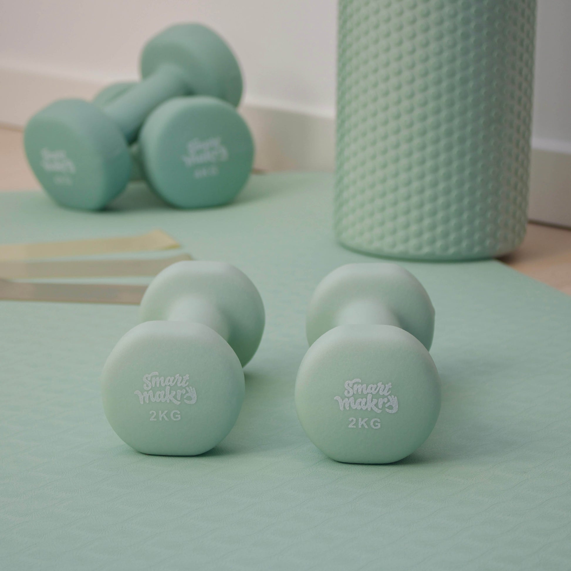 Smart Makro håndvægte 4 kg – sæt á 2 stk. Grønne håndvægte med skridsikker overflade. Dumbbells til hjemmetræning og styrketræning for kvinder. Perfekte til overkrop, ben og core-træning. Mat finish for godt greb. Fitnessudstyr i kompakt design. Neopren håndvægte med høj komfort. Håndvægte til toning, styrke og stabilitet. Træningsudstyr i høj kvalitet. Slidstærke vægte til funktionel træning. Vægte til armtræning, maveøvelser, squats og lunges. Let at rengøre, nemme at opbevare. Håndvægte i Smart Makros si
