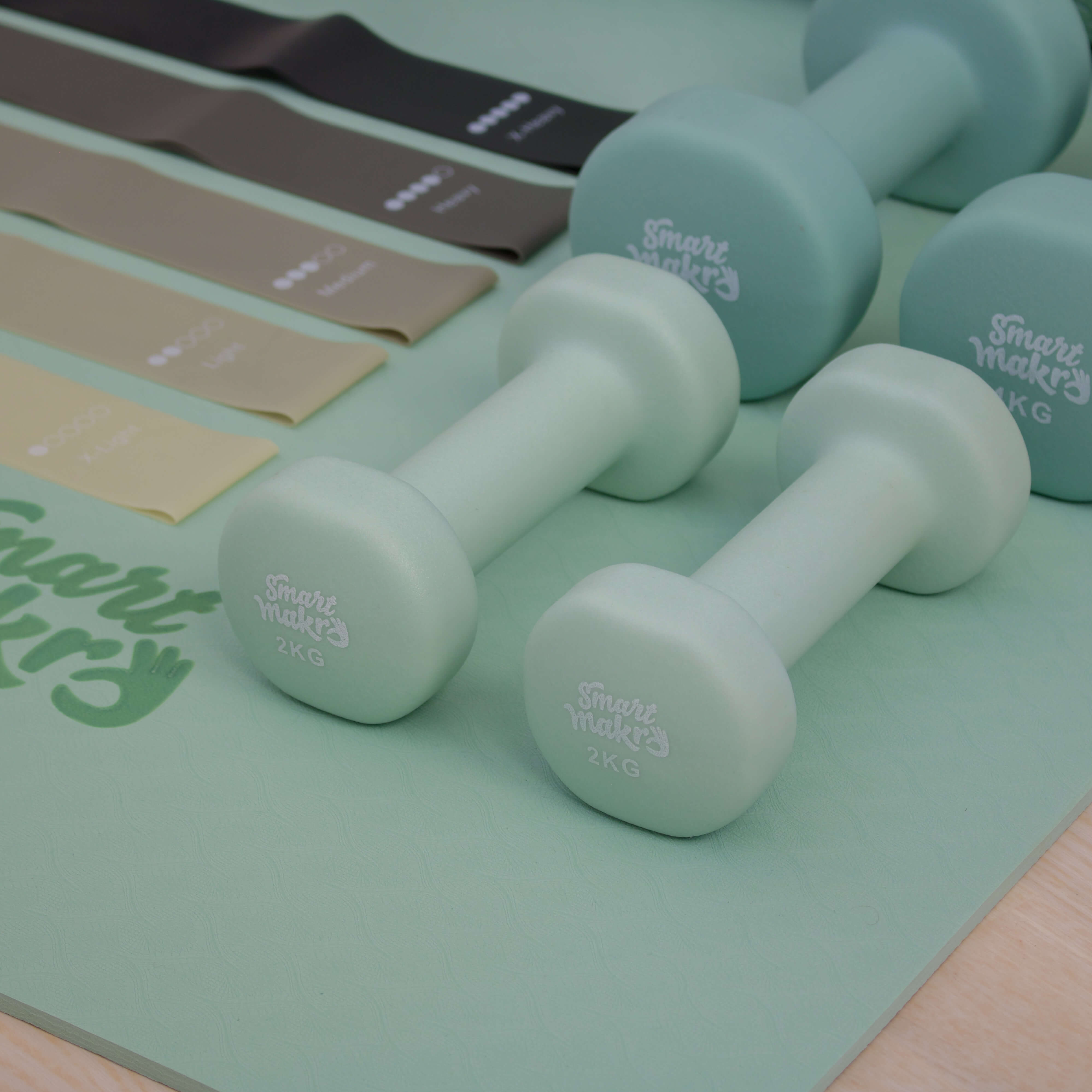 Smart Makro håndvægte 4 kg – sæt á 2 stk. Grønne håndvægte med skridsikker overflade. Dumbbells til hjemmetræning og styrketræning for kvinder. Perfekte til overkrop, ben og core-træning. Mat finish for godt greb. Fitnessudstyr i kompakt design. Neopren håndvægte med høj komfort. Håndvægte til toning, styrke og stabilitet. Træningsudstyr i høj kvalitet. Slidstærke vægte til funktionel træning. Vægte til armtræning, maveøvelser, squats og lunges. Let at rengøre, nemme at opbevare. Håndvægte i Smart Makros si