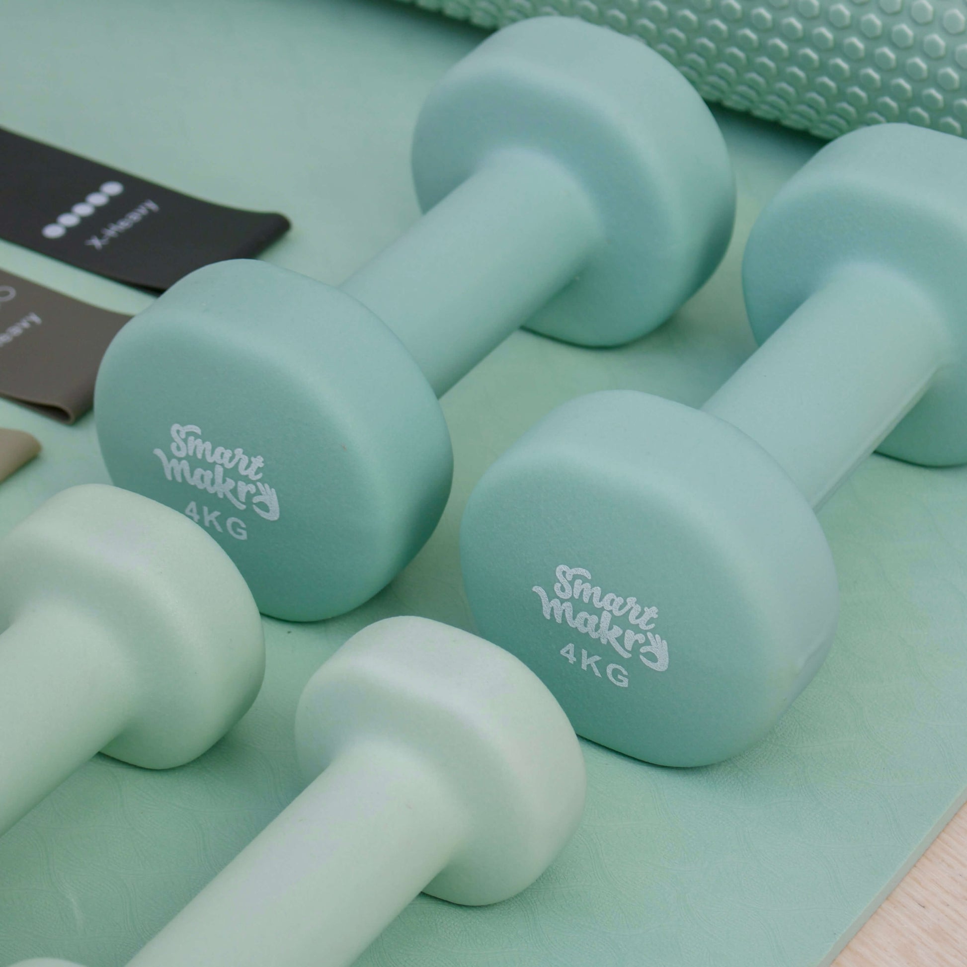 Smart Makro håndvægte 4 kg – sæt á 2 stk. Grønne håndvægte med skridsikker overflade. Dumbbells til hjemmetræning og styrketræning for kvinder. Perfekte til overkrop, ben og core-træning. Mat finish for godt greb. Fitnessudstyr i kompakt design. Neopren håndvægte med høj komfort. Håndvægte til toning, styrke og stabilitet. Træningsudstyr i høj kvalitet. Slidstærke vægte til funktionel træning. Vægte til armtræning, maveøvelser, squats og lunges. Let at rengøre, nemme at opbevare. Håndvægte i Smart Makros si