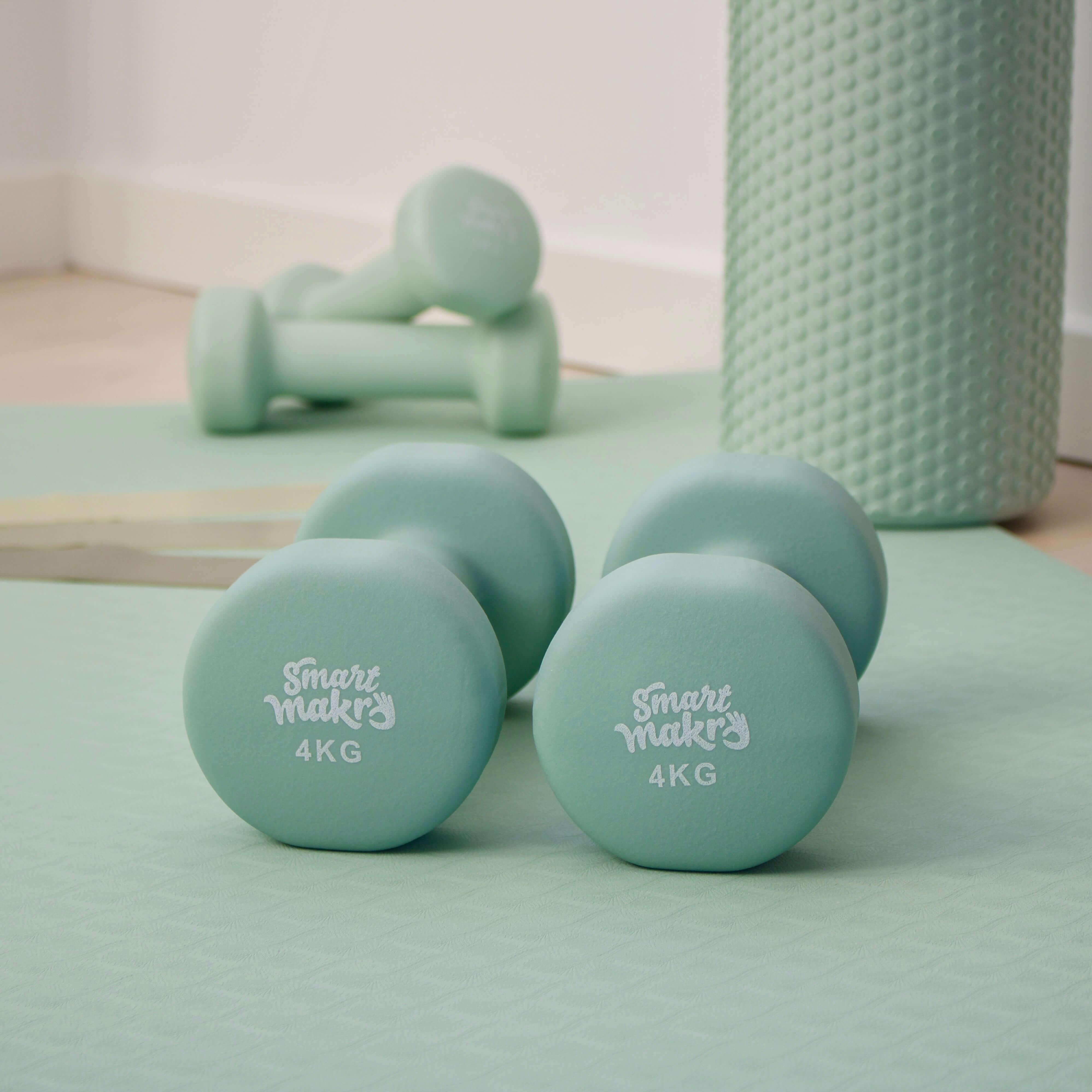 Smart Makro håndvægte 4 kg – sæt á 2 stk. Grønne håndvægte med skridsikker overflade. Dumbbells til hjemmetræning og styrketræning for kvinder. Perfekte til overkrop, ben og core-træning. Mat finish for godt greb. Fitnessudstyr i kompakt design. Neopren håndvægte med høj komfort. Håndvægte til toning, styrke og stabilitet. Træningsudstyr i høj kvalitet. Slidstærke vægte til funktionel træning. Vægte til armtræning, maveøvelser, squats og lunges. Let at rengøre, nemme at opbevare. Håndvægte i Smart Makros si