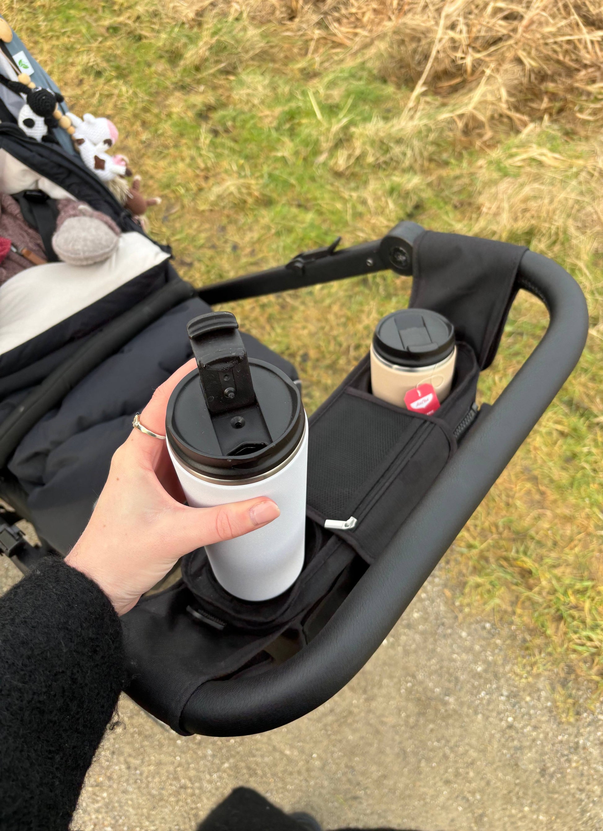 Termokop til kaffe, termokop til barnevogn, termokop med låg, 500 ml termokop, termokop opvaskemaskine, termokop til te,barnevognstaske med kopholder, barnevognstaske med rum, barnevognstaske med lynlås, organizer til barnevogn.