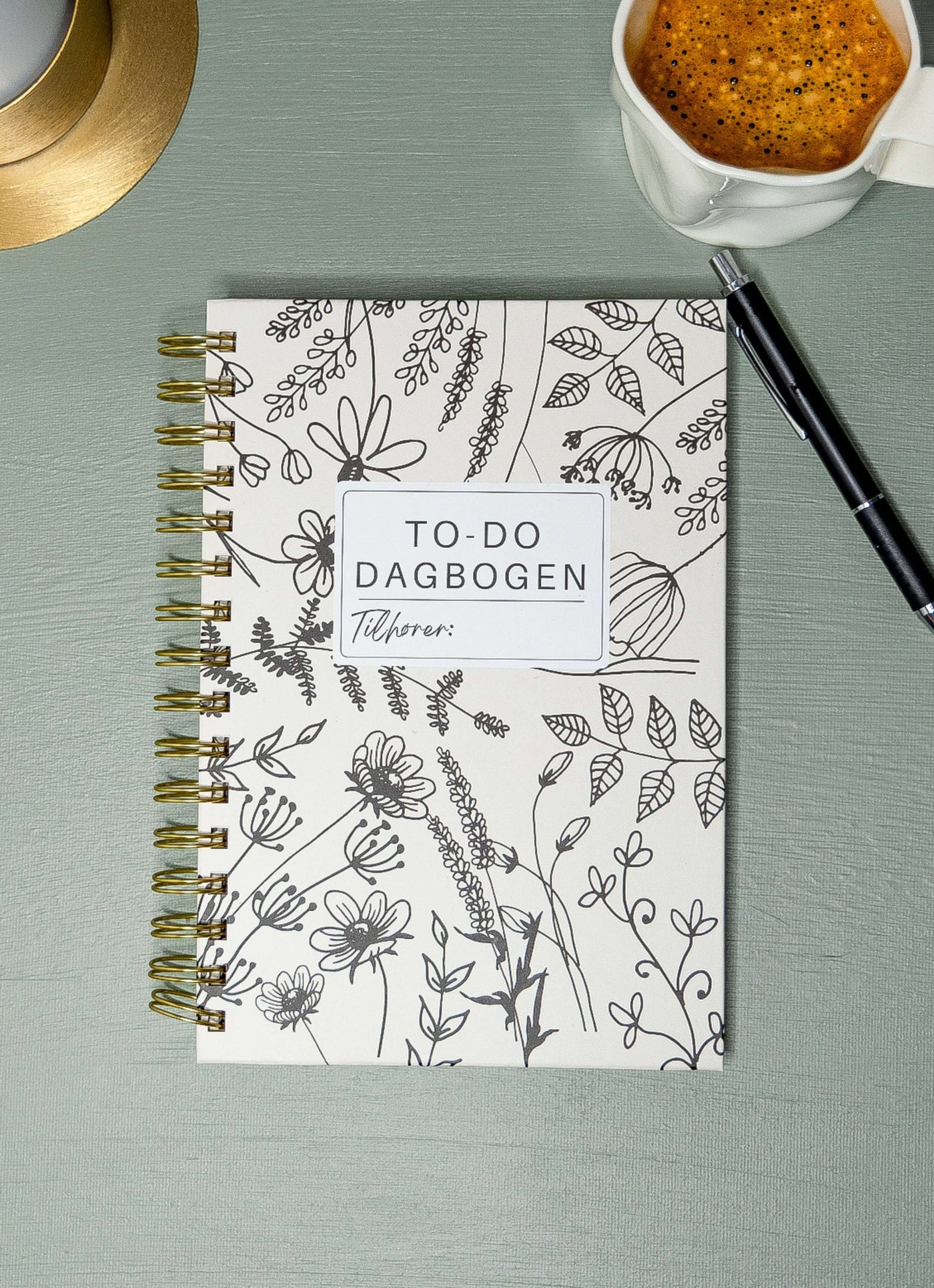 To-do dagbog, planlægningsbog, daglig planlægning, dansk to-do bog, to-do liste bog, notesbog med struktur, skrivebog med dagsoversigt, mental sundhed bog, dagbog med mål og taknemmelighed, taknemmelighedsbog, dansk planlægningsbog, spiralnotesbog, bog til struktur i hverdagen, skrivebog med refleksion, bog til mål og vaner, dansk dagbog til kvinder, bog med oversigt og checkliste, mål og planlægning for kvinder, dagbog med struktur og balance