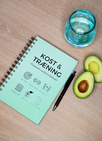 Bestsellerpakke Smart Makro, kostdagbog, træningsdagbog, selvkærlighedsbog, motivationsvandflaske. Sund livsstil, mental sundhed, fysisk sundhed, guides, inspiration, motivation, personlig udvikling, gaveidé. Madplan, træningsplan, fitness, tracking, søvn, skridt, vandindtag, målsætning, ugeplan, planlægning, kalender, fokusområder, evaluering, struktur, refleksion. Mental styrke, selvudvikling, 12 ugers guide, selvkærlige handlinger, citater, selvhjælp, humørhjul, øvelser, daglige handlinger. 