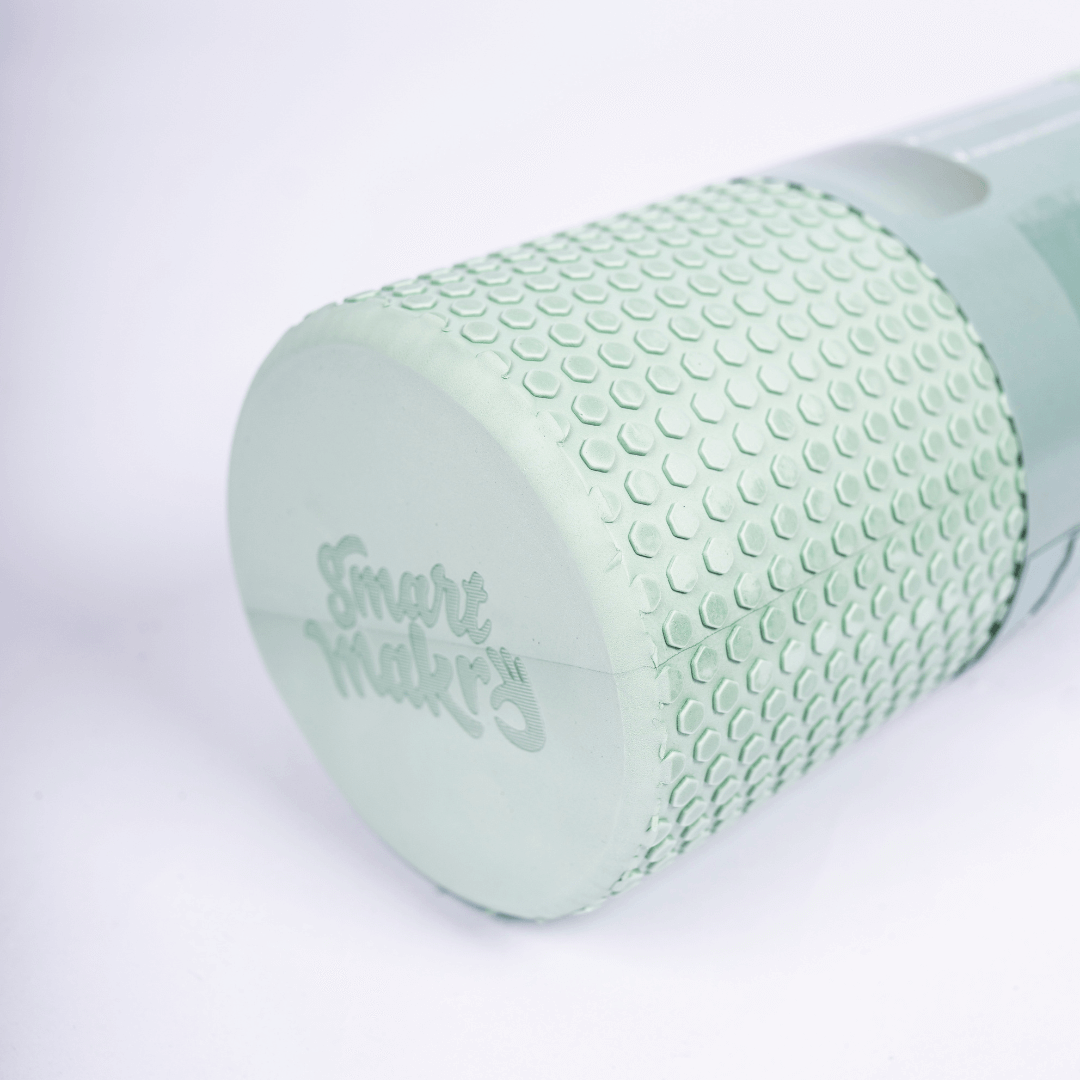 Foam Roller fra Smart Makro i grøn farve – 45x15 cm. Massagerulle til restitution og muskelafspænding. Blid foam roller til kvinder med ømme muskler, spændinger og stivhed i kroppen. Ideel til brug før eller efter træning, til daglig massage af ryg, hofter, nakke og ben. Lavet i EVA-skum – fast, men komfortabel. Hjælper på blodcirkulation, mobilitet og restitution. Bruges til egenomsorg, hormonel balance og stressreduktion. Let og hygiejnisk foamroller med struktureret overflade. Perfekt til hjemmetræning, 