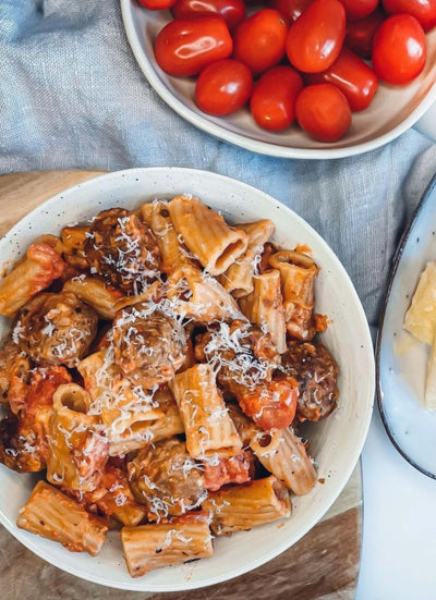 Protein pasta med 90 % mere protein. 21 g protein pr. 100 g. Italiensk smag. Højprotein pasta. Sund pasta. Mættende mad. Uden tilsætningsstoffer. Durumhvede. Norditaliensk kvalitet. Pasta med højt proteinindhold. Nem hverdagsmad. Kalorielet pastaret. Proteinrig kost. Smart Makro pasta. Pasta til vægttab. Fitnessvenlig pasta. Sund livsstil. Pasta med struktur og bid. Hurtig, proteinrig aftensmad. Velegnet til kostplaner. 