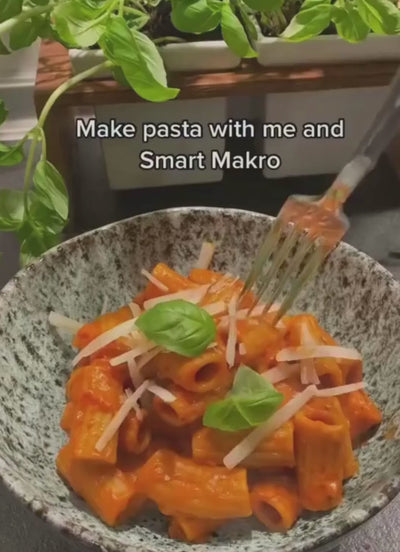 Protein pasta med 90 % mere protein. 21 g protein pr. 100 g. Italiensk smag. Højprotein pasta. Sund pasta. Mættende mad. Uden tilsætningsstoffer. Durumhvede. Norditaliensk kvalitet. Pasta med højt proteinindhold. Nem hverdagsmad. Kalorielet pastaret. Proteinrig kost. Smart Makro pasta. Pasta til vægttab. Fitnessvenlig pasta. Sund livsstil. Pasta med struktur og bid. Hurtig, proteinrig aftensmad. Velegnet til kostplaner. 