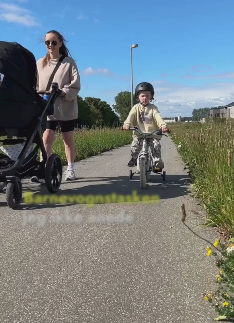 Indlæs video: Barnevognstaske, taske til barnevogn, barnevognsorganizer, barnevognstaske med kopholder, barnevogn taske til kaffe, kopholder til barnevogn, praktisk barnevognstaske, barnevognsopbevaring, organizer til barnevogn, barnevogn taske med lynlås, barnevognstaske med plads til flaske, opbevaring til barnevogn