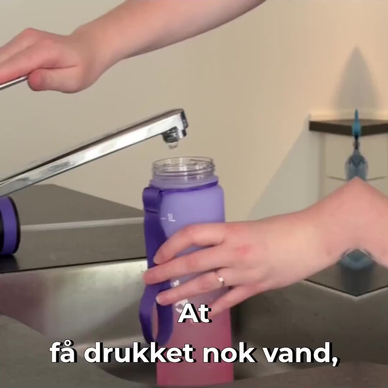 Vandflaske med tidsmarkering. BPA fri. kan komme i opvaskeren. tåler opvaskemaskine. Opvaskemaskinesikker. Drikkedunk til træning. Motivationsflaske. One-click åbning + sugerør. passer i køleskabslågen, samt bilens kopholder. mange farver