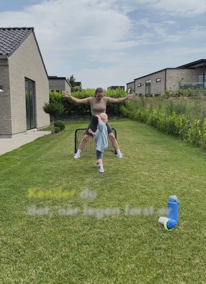 Indlæs video: Termoflaske til børn, 2 i 1 drikkeflaske, børne vandflaske med sugerør, drikkedunk med håndtag, BPA fri børneflaske, vandflaske til børnehave, børneflaske med dyremotiv, isoleret drikkedunk til børn, termokop til børn, farverig børneflaske, vandflaske til skolebarn, børnevenlig drikkedunk, børneflaske til kolde og varme drikke, termodrikkeflaske med låg, drypfri drikkeflaske børn, sød vandflaske med dyr, termoflaske til tur og madpakke, drikkedunk med dobbelt låg. tåler opvaskemaskine. opvasker.