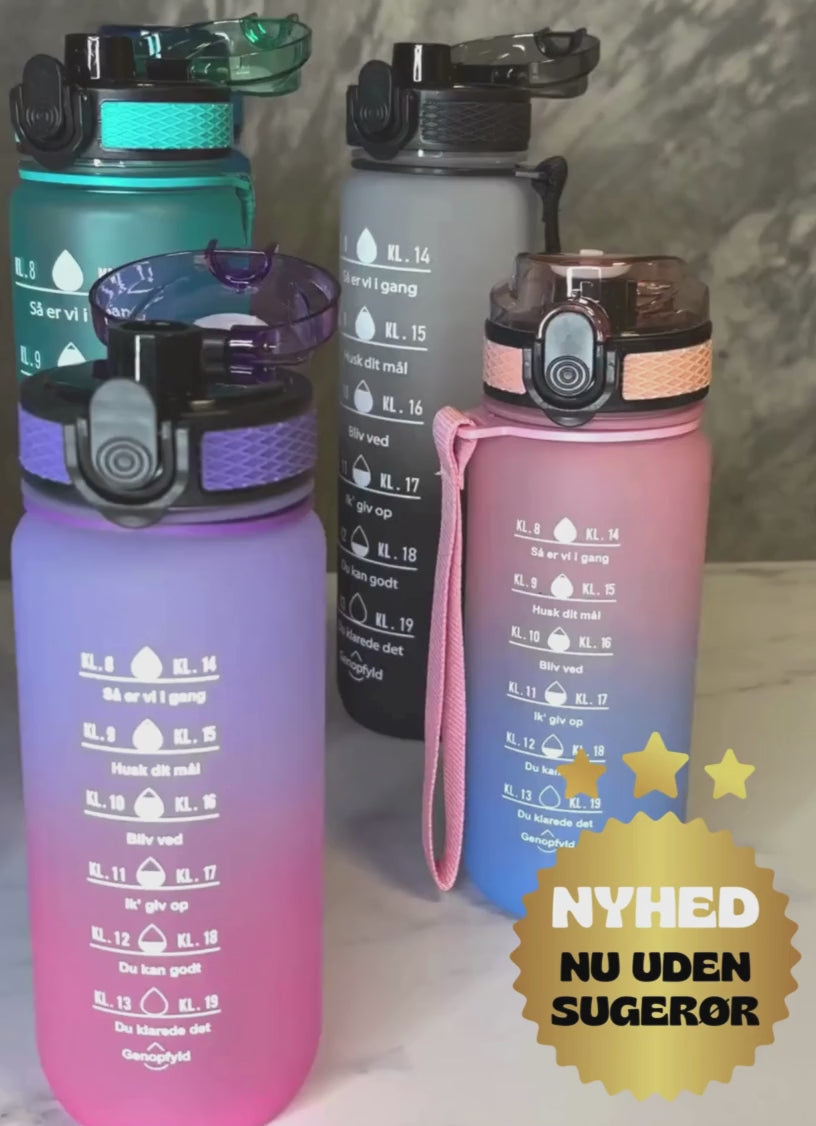 Indlæs video: Udskiftningslåg til vandflaske. Låg uden sugerør til Smart Makros 0,6L og 1L motivationsvandflasker. Drikkeflaske låg med klikåbning. Lækagesikkert låg med ekstra lås. One-click låg uden tud. Vandflasketilbehør. Låg til drikkedunk. Reservedele til vandflaske. BPA-frit låg. Låg til børneflaske. Låg til sportflaske. Vandflaske låg til skole, arbejde og træning. Sikkert låg uden dryp. Erstatningslåg til flaske. Låg til voksenflaske. Opvaskemaskinesikkert låg 60 grader. Låg med klikfunktion. Vandflaske låg komp