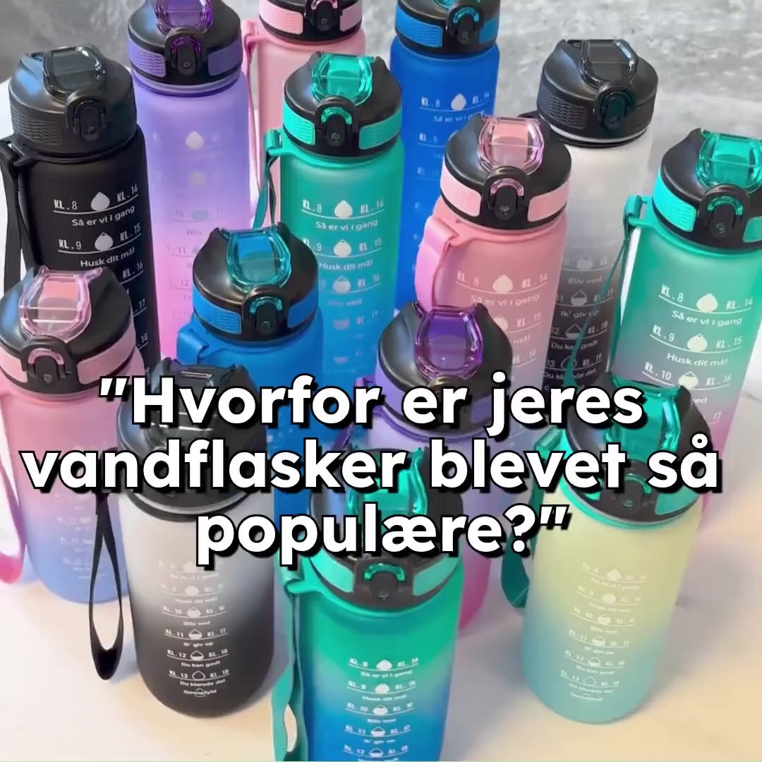 Indlæs video: Vandflaske med tidsmarkering. BPA fri. kan komme i opvaskeren. tåler opvaskemaskine. Opvaskemaskinesikker. Drikkedunk til træning. Motivationsflaske. One-click åbning + sugerør. passer i køleskabslågen, samt bilens kopholder. mange farver