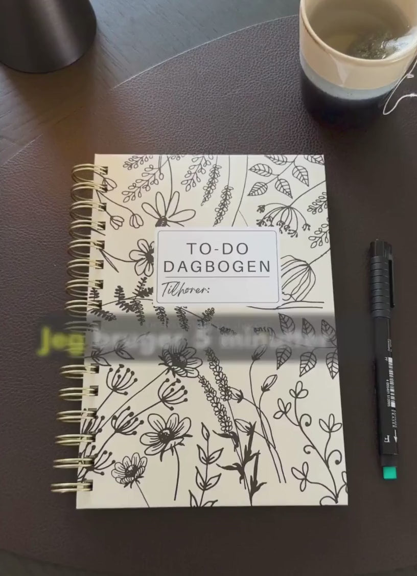To-do dagbog, planlægningsbog, daglig planlægning, dansk to-do bog, to-do liste bog, notesbog med struktur, skrivebog med dagsoversigt, mental sundhed bog, dagbog med mål og taknemmelighed, taknemmelighedsbog, dansk planlægningsbog, spiralnotesbog, bog til struktur i hverdagen, skrivebog med refleksion, bog til mål og vaner, dansk dagbog til kvinder, bog med oversigt og checkliste, mål og planlægning for kvinder, dagbog med struktur og balance