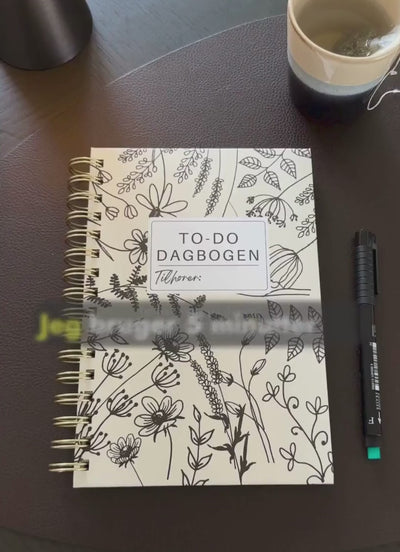 To-do dagbog, planlægningsbog, daglig planlægning, dansk to-do bog, to-do liste bog, notesbog med struktur, skrivebog med dagsoversigt, mental sundhed bog, dagbog med mål og taknemmelighed, taknemmelighedsbog, dansk planlægningsbog, spiralnotesbog, bog til struktur i hverdagen, skrivebog med refleksion, bog til mål og vaner, dansk dagbog til kvinder, bog med oversigt og checkliste, mål og planlægning for kvinder, dagbog med struktur og balance