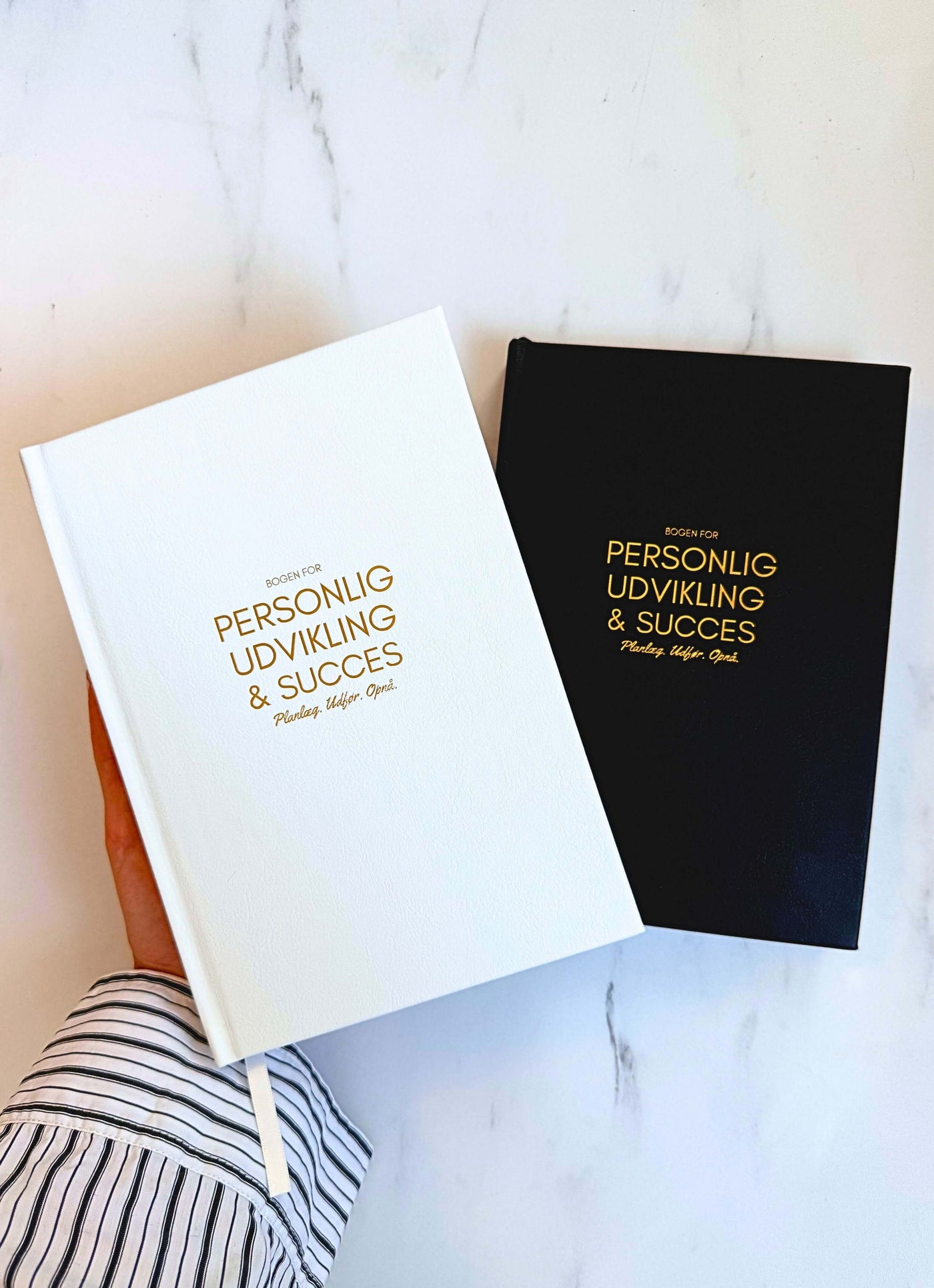 Bog om personlig udvikling, bog til selvudvikling, notesbog med refleksion, dansk udviklingsbog, bog med mål og motivation, skrivebog med struktur og planlægning, planlægningsbog til succes, bog med daglige øvelser, guide til drømmeliv, udviklingsbog med livsmål, personlig vækst bog, selvkærlighed og udvikling, bog med struktur og retning, hjælp til at finde mening i hverdagen, bog til selvrefleksion, livsstilsbog med værdiarbejde, dansk bog med mindset og fokus, skrivebog med motivation og taknemmelighed