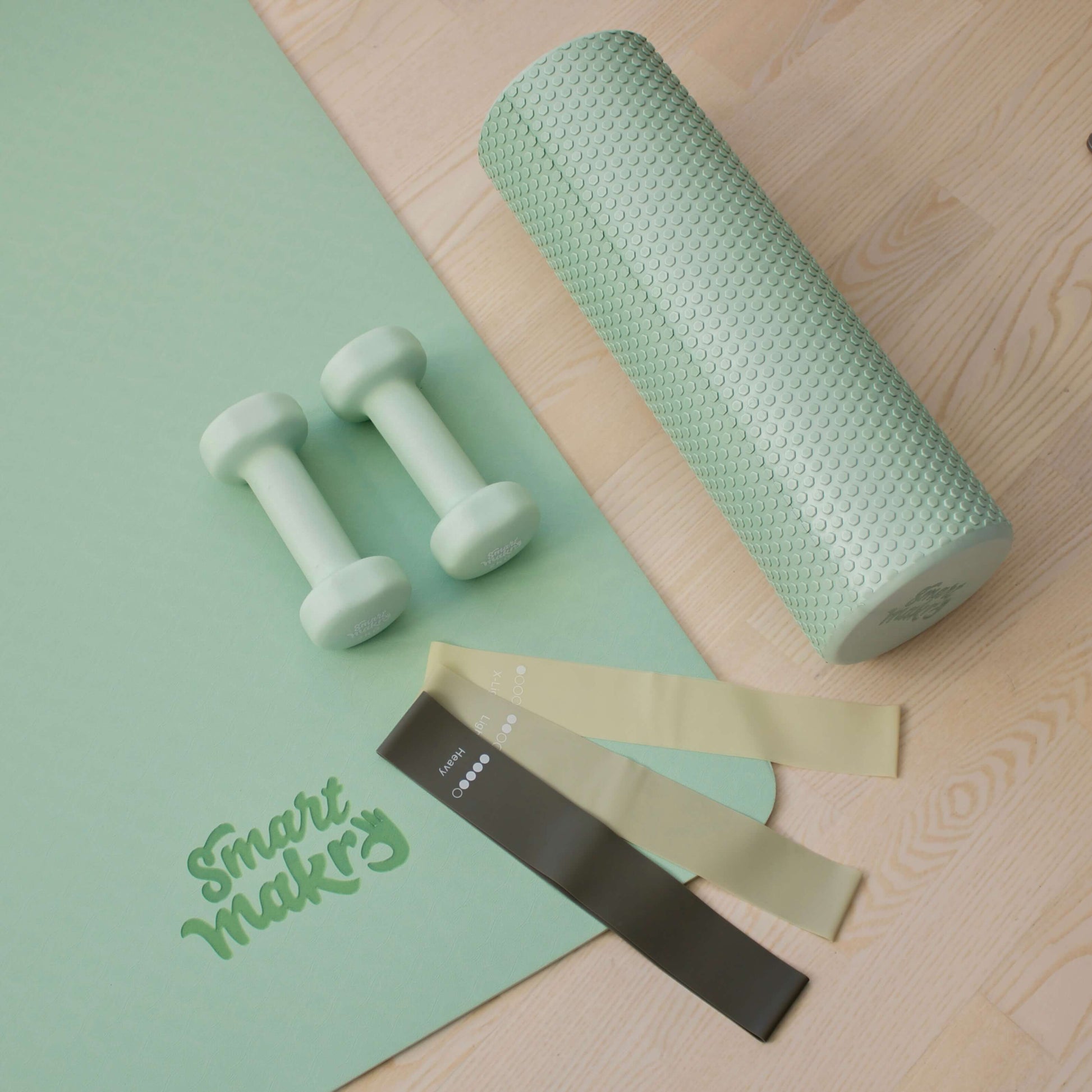 Foam Roller fra Smart Makro i grøn farve – 45x15 cm. Massagerulle til restitution og muskelafspænding. Blid foam roller til kvinder med ømme muskler, spændinger og stivhed i kroppen. Ideel til brug før eller efter træning, til daglig massage af ryg, hofter, nakke og ben. Lavet i EVA-skum – fast, men komfortabel. Hjælper på blodcirkulation, mobilitet og restitution. Bruges til egenomsorg, hormonel balance og stressreduktion. Let og hygiejnisk foamroller med struktureret overflade. Perfekt til hjemmetræning, 