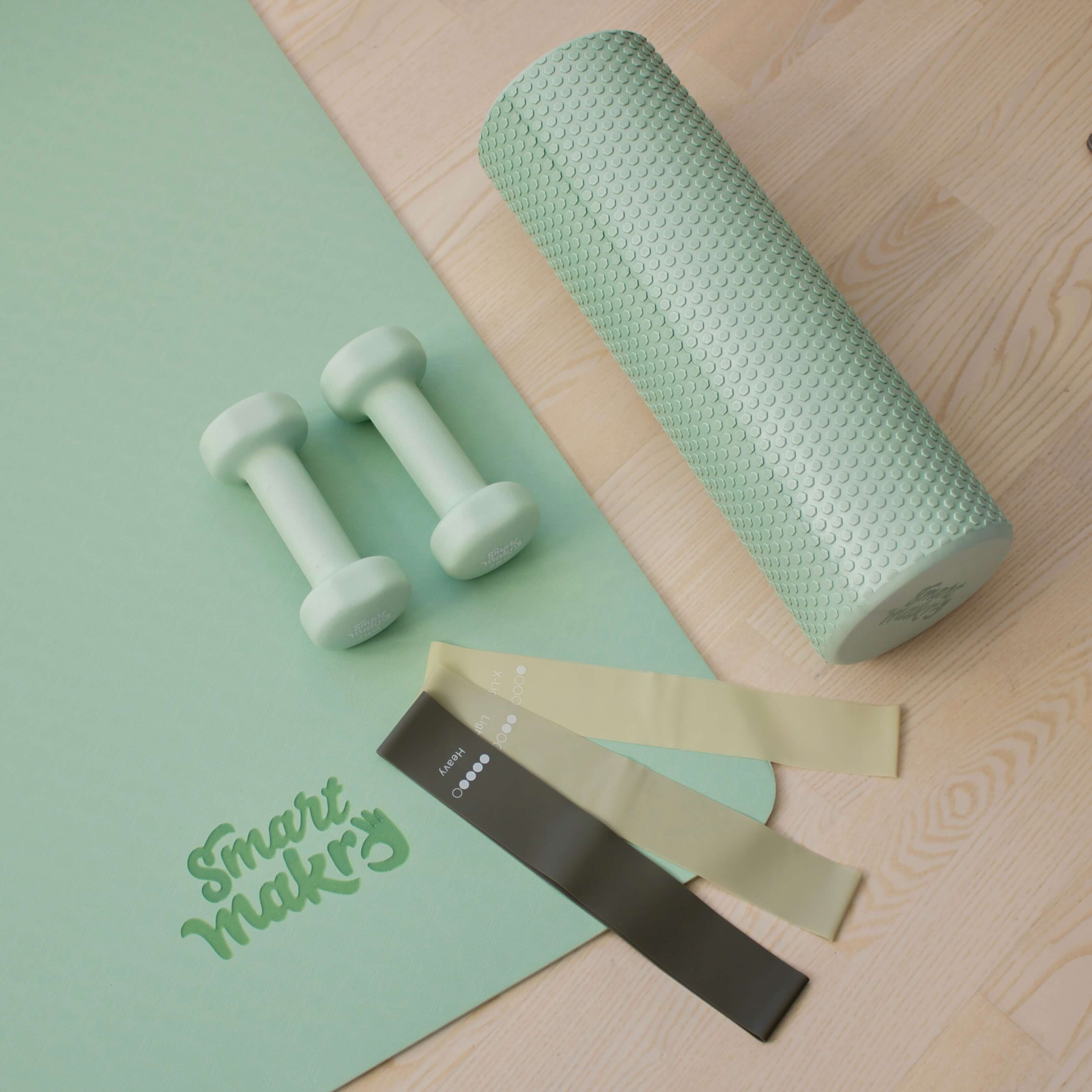 Foam Roller fra Smart Makro i grøn farve – 45x15 cm. Massagerulle til restitution og muskelafspænding. Blid foam roller til kvinder med ømme muskler, spændinger og stivhed i kroppen. Ideel til brug før eller efter træning, til daglig massage af ryg, hofter, nakke og ben. Lavet i EVA-skum – fast, men komfortabel. Hjælper på blodcirkulation, mobilitet og restitution. Bruges til egenomsorg, hormonel balance og stressreduktion. Let og hygiejnisk foamroller med struktureret overflade. Perfekt til hjemmetræning, 