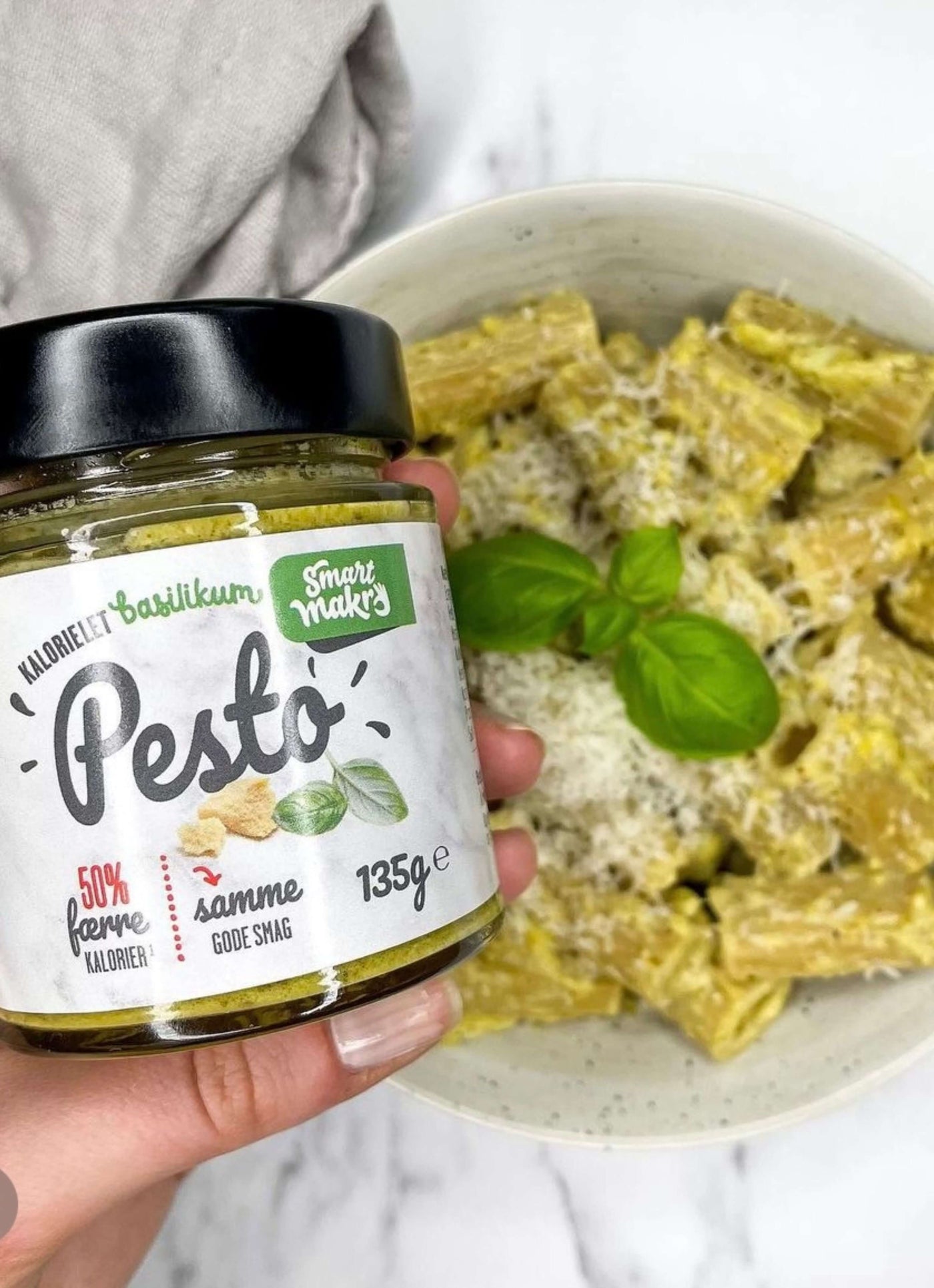 Kalorielet basilikumpesto. Pesto med 50 % færre kalorier. 23 kcal pr. portion. Sund basilikumpesto uden tilsætningsstoffer. Pesto til vægttab. Slankepesto. Pesto med frisk basilikum, parmesan og cashewnødder. Italiensk pesto med lavt kalorieindhold. Sund pastasauce. Kaloriefattig pesto til salat, brød og grøntsager. Kalorielet tilbehør. Hjemmelavet smag. Cremet konsistens. Smart Makro pesto. Pesto uden sukker. Lavkalorie pesto til hverdagsmad.