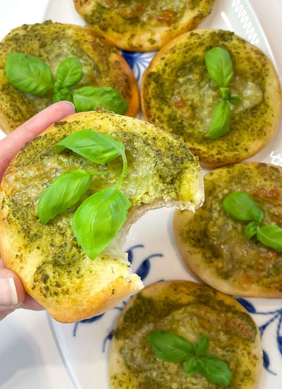 Kalorielet basilikumpesto. Pesto med 50 % færre kalorier. 23 kcal pr. portion. Sund basilikumpesto uden tilsætningsstoffer. Pesto til vægttab. Slankepesto. Pesto med frisk basilikum, parmesan og cashewnødder. Italiensk pesto med lavt kalorieindhold. Sund pastasauce. Kaloriefattig pesto til salat, brød og grøntsager. Kalorielet tilbehør. Hjemmelavet smag. Cremet konsistens. Smart Makro pesto. Pesto uden sukker. Lavkalorie pesto til hverdagsmad.