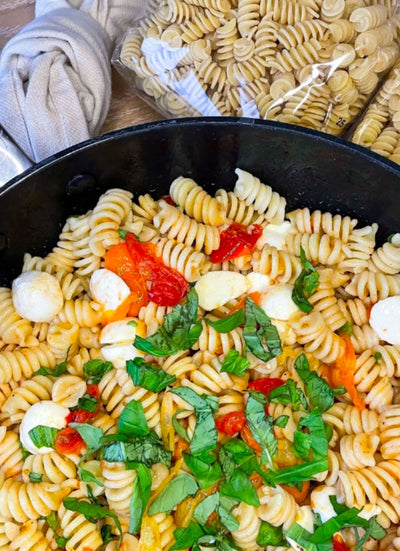 Protein pasta fra Smart Makro. 90 % mere protein. 21 g protein pr. 100 g. Italiensk pasta med høj protein. Sund pasta til vægttab. Mættende og nem hverdagsmad. Pasta uden tilsætningsstoffer. Durumhvede fra Norditalien. Autentisk smag og konsistens. Proteinrig kost. Slankevenlig pasta. Pasta med struktur og bid. Kalorielet og proteinrigt måltid. Ideel til træning, kostplaner og sund livsstil. Pasta med højt proteinindhold.